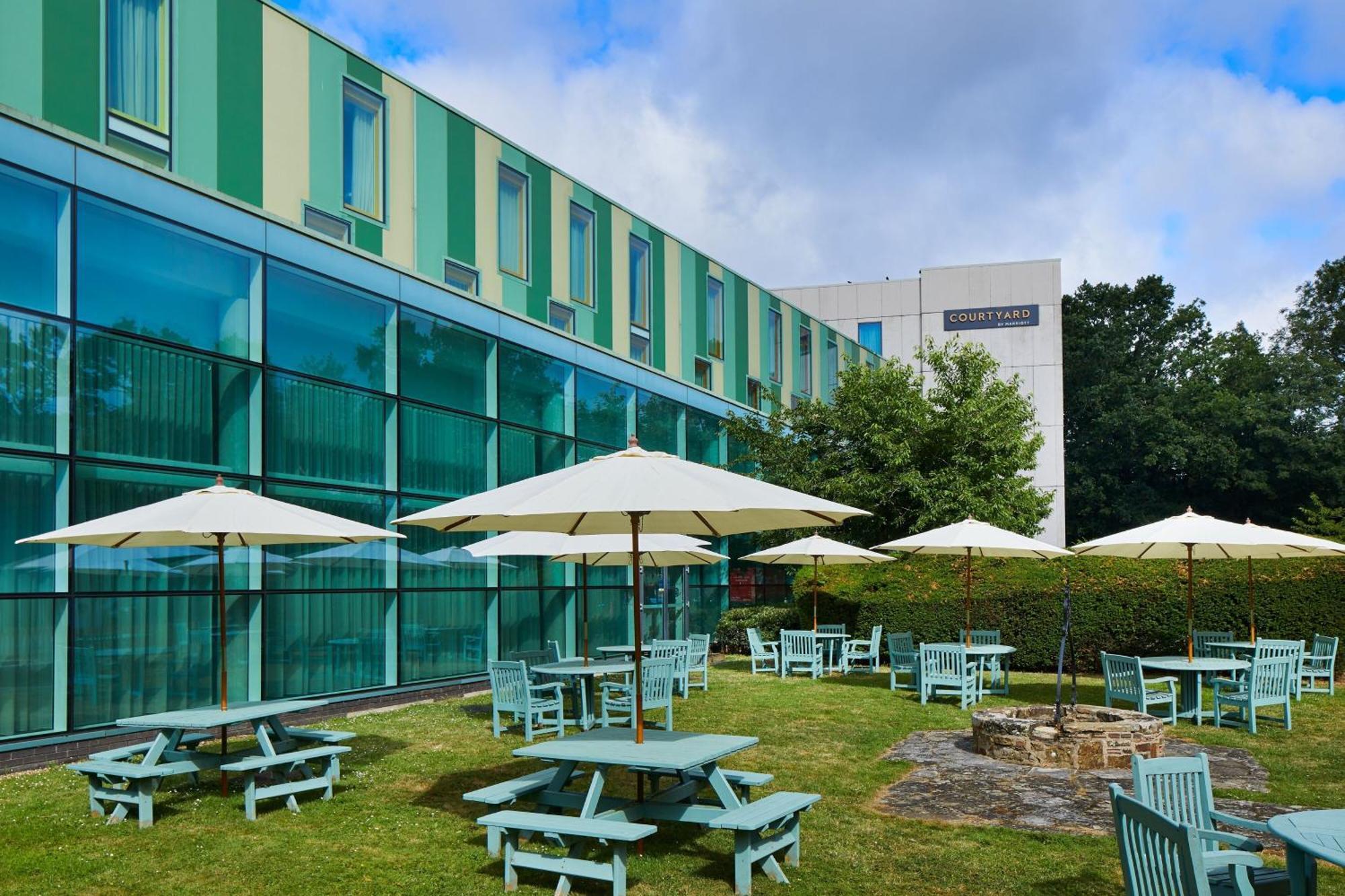Hotel Courtyard By Marriott London Gatwick Airport Crawley  Exterior foto